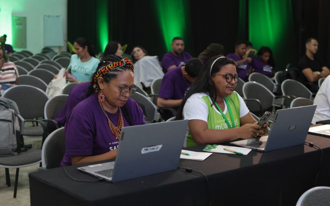 Participantes comunitárias durante atividade sobre GOV.BR na 1ª Formação Presencial de Sabedoria Digital da Rede Conexão Povos da Floresta, em agosto de 2025 em Manaus (AM) - Foto: Nathalie Brasil