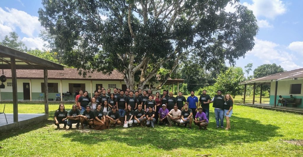 Na segunda quinzena de julho, alunos e alunas se encontraram presencialmente no Amapá para a etapa prática da formação, que conta com a participação do instrutor de educação e tecnologias do SENAI-RN, Tiago Castro (de camisa azul na foto) | Foto: Divulgação / Rede Conexão Povos da Floresta